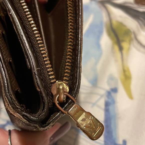 Louis Vuitton small zip wallet. Great size for any occasion and bag - Picture 10 of 10